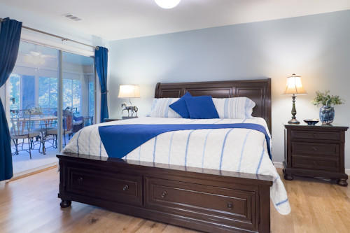 This Pointe Royale Branson condo has a relaxing master bedroom.