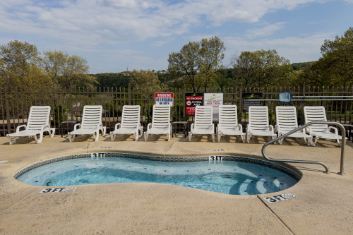 The hot tub at Pointe Royale Branson
